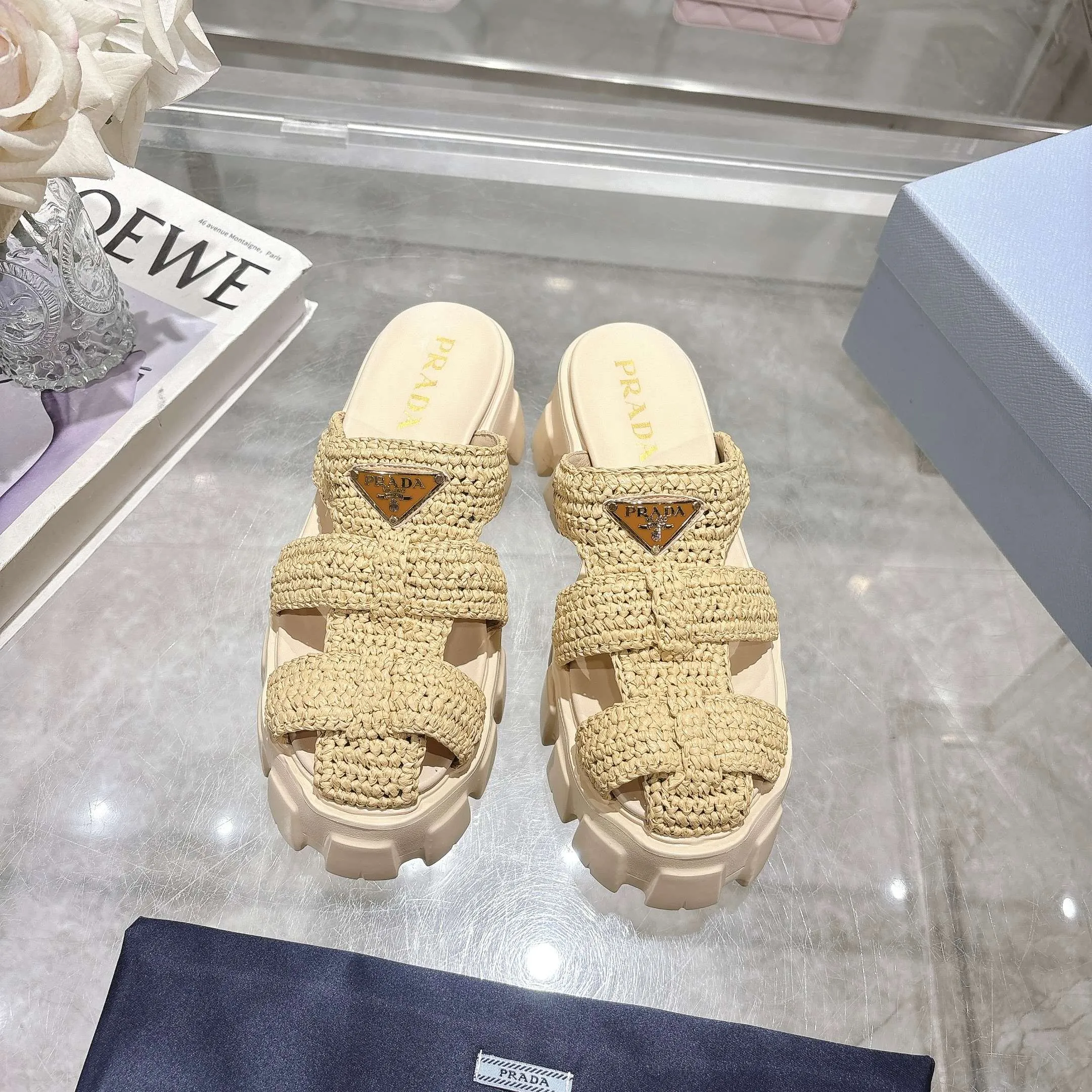 👟👟Ex-factory price 500👟👟 Original eco-friendly PP paper material, high version Prada Prada’s latest pig cage shoes, Roman woven thick-soled rubber slippers, the latest eco-friendly ♻️PP material, high price, fully handmade crochet, just like knitting sweaters, slow work and meticulous work, retro fashionable and avant-garde thick-soled soles with rubber uppers, retro wood grain to meet the various choices of fashionable people of different styles! The iconic metal triangle logo is paired with the shape of ancient beach sandals. Every design element is fashionable! Code number 35-41